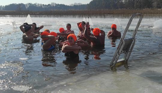 Krasnostawskie Karpie wykąpały się w przerębli [GALERIA ZDJĘĆ]