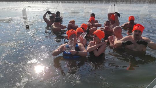 Krasnostawskie Karpie wykąpały się w przerębli [GALERIA ZDJĘĆ]