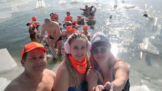 Krasnostawskie Karpie wykąpały się w przerębli [GALERIA ZDJĘĆ]