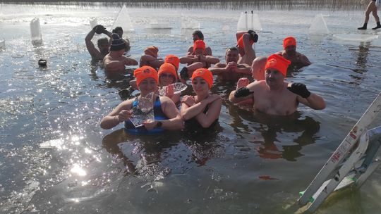 Krasnostawskie Karpie wykąpały się w przerębli [GALERIA ZDJĘĆ]