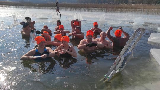 Krasnostawskie Karpie wykąpały się w przerębli [GALERIA ZDJĘĆ]