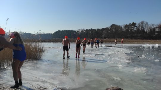 Krasnostawskie Karpie wykąpały się w przerębli [GALERIA ZDJĘĆ]