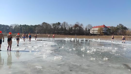 Krasnostawskie Karpie wykąpały się w przerębli [GALERIA ZDJĘĆ]