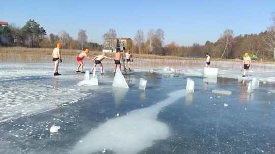 Krasnostawskie Karpie wykąpały się w przerębli [GALERIA ZDJĘĆ]