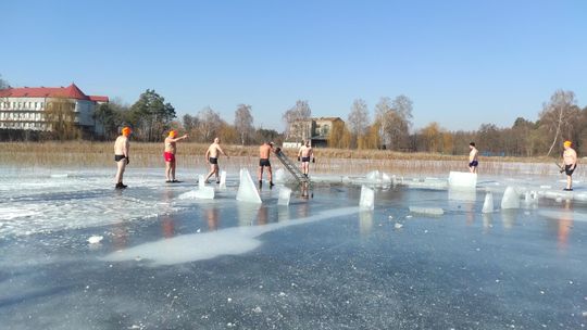 Krasnostawskie Karpie wykąpały się w przerębli [GALERIA ZDJĘĆ]