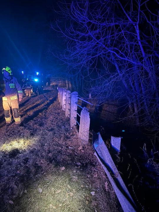 Gm. Urszulin. Poważny wypadek w Babsku. Audi w rowie, 24-latek w szpitalu [ZDJĘCIA]