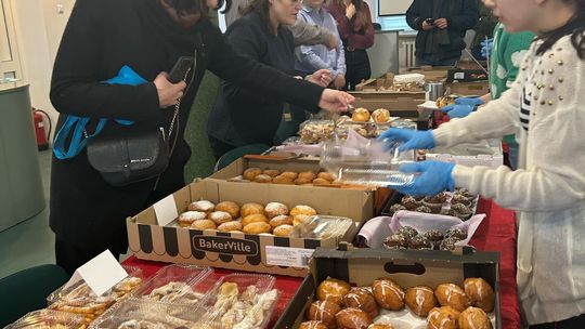 Chełm. Słodki charytatywny kiermasz w urzędzie miasta [GALERIA ZDJĘĆ]
