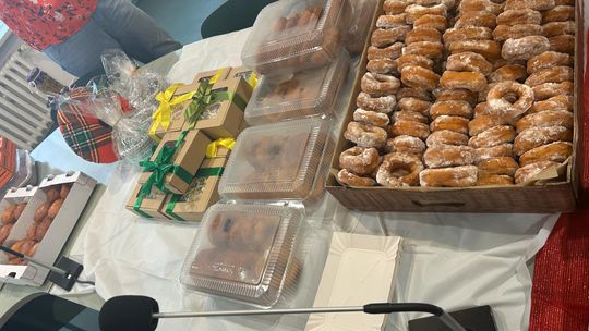 Chełm. Słodki charytatywny kiermasz w urzędzie miasta [GALERIA ZDJĘĆ]