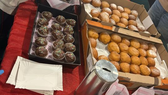 Chełm. Słodki charytatywny kiermasz w urzędzie miasta [GALERIA ZDJĘĆ]