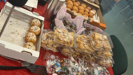 Chełm. Słodki charytatywny kiermasz w urzędzie miasta [GALERIA ZDJĘĆ]