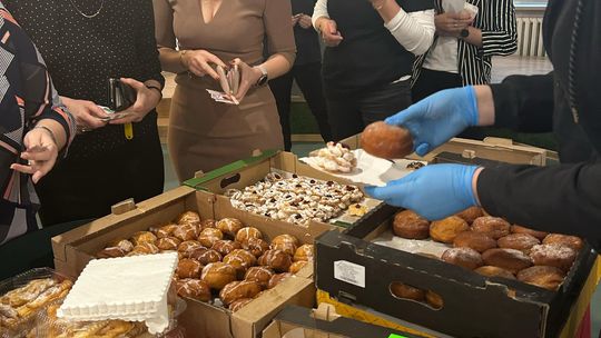 Chełm. Słodki charytatywny kiermasz w urzędzie miasta [GALERIA ZDJĘĆ]