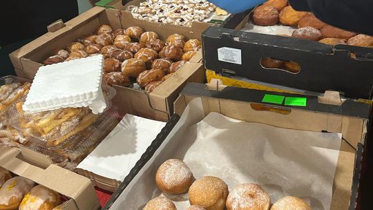 Chełm. Słodki charytatywny kiermasz w urzędzie miasta [GALERIA ZDJĘĆ]