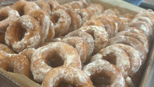 Chełm. Słodki charytatywny kiermasz w urzędzie miasta [GALERIA ZDJĘĆ]