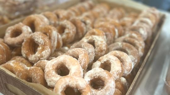 Chełm. Słodki charytatywny kiermasz w urzędzie miasta [GALERIA ZDJĘĆ]