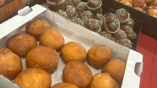 Chełm. Słodki charytatywny kiermasz w urzędzie miasta [GALERIA ZDJĘĆ]