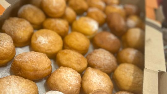 Chełm. Słodki charytatywny kiermasz w urzędzie miasta [GALERIA ZDJĘĆ]