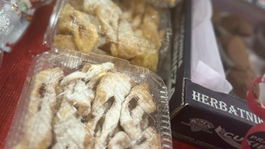 Chełm. Słodki charytatywny kiermasz w urzędzie miasta [GALERIA ZDJĘĆ]