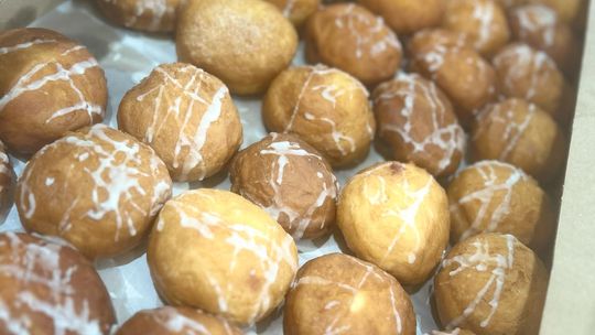 Chełm. Słodki charytatywny kiermasz w urzędzie miasta [GALERIA ZDJĘĆ]