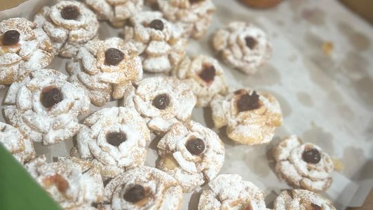 Chełm. Słodki charytatywny kiermasz w urzędzie miasta [GALERIA ZDJĘĆ]