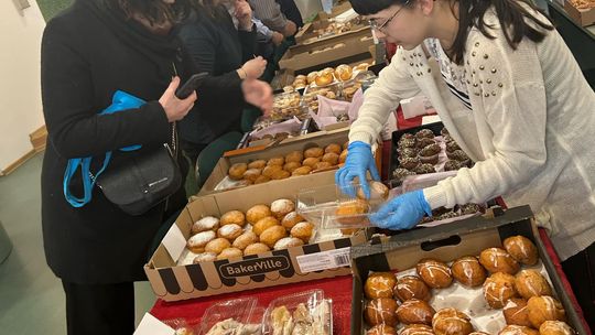 Chełm. Słodki charytatywny kiermasz w urzędzie miasta [GALERIA ZDJĘĆ]