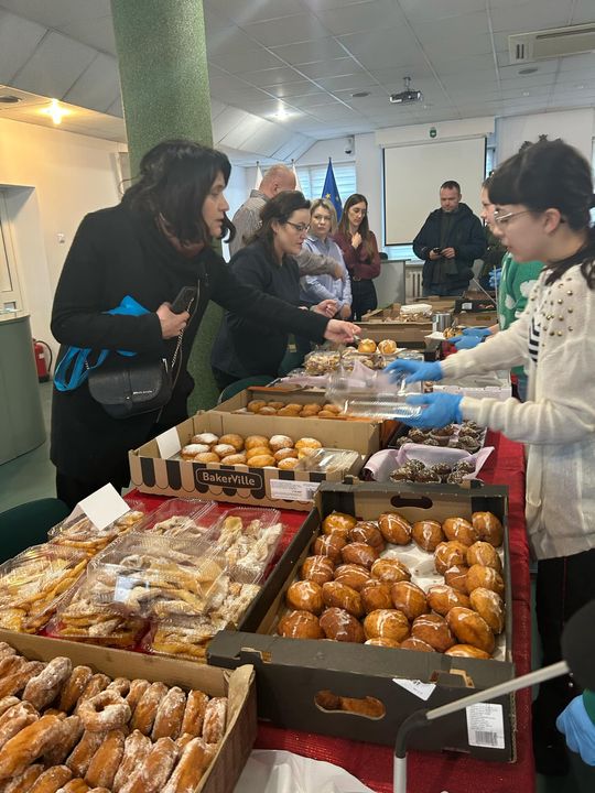 Chełm. Słodki charytatywny kiermasz w urzędzie miasta [GALERIA ZDJĘĆ]