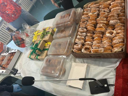 Chełm. Słodki charytatywny kiermasz w urzędzie miasta [GALERIA ZDJĘĆ]