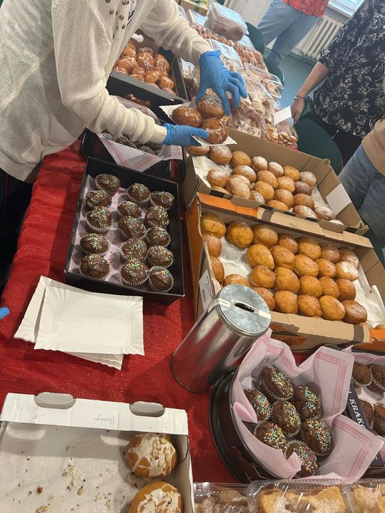 Chełm. Słodki charytatywny kiermasz w urzędzie miasta [GALERIA ZDJĘĆ]