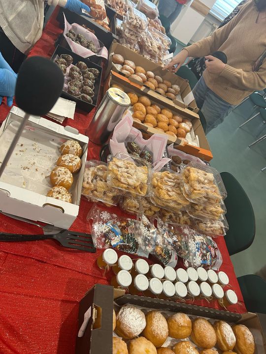 Chełm. Słodki charytatywny kiermasz w urzędzie miasta [GALERIA ZDJĘĆ]