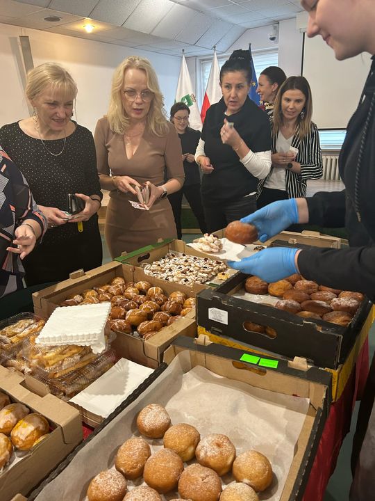 Chełm. Słodki charytatywny kiermasz w urzędzie miasta [GALERIA ZDJĘĆ]