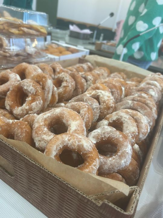 Chełm. Słodki charytatywny kiermasz w urzędzie miasta [GALERIA ZDJĘĆ]