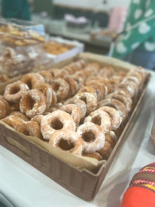 Chełm. Słodki charytatywny kiermasz w urzędzie miasta [GALERIA ZDJĘĆ]