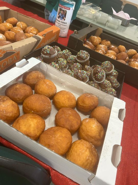 Chełm. Słodki charytatywny kiermasz w urzędzie miasta [GALERIA ZDJĘĆ]