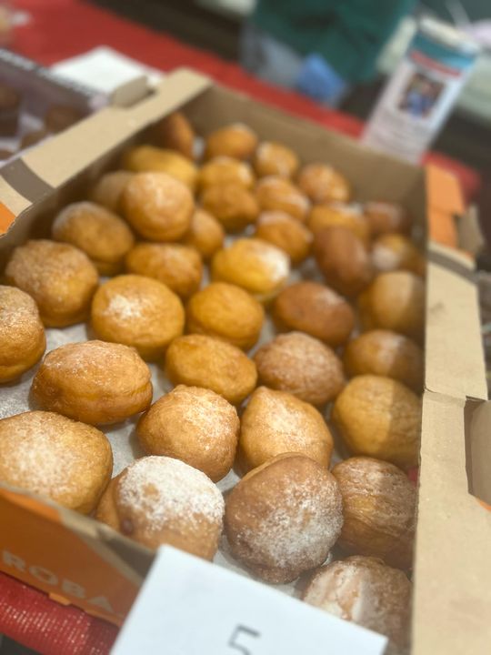 Chełm. Słodki charytatywny kiermasz w urzędzie miasta [GALERIA ZDJĘĆ]