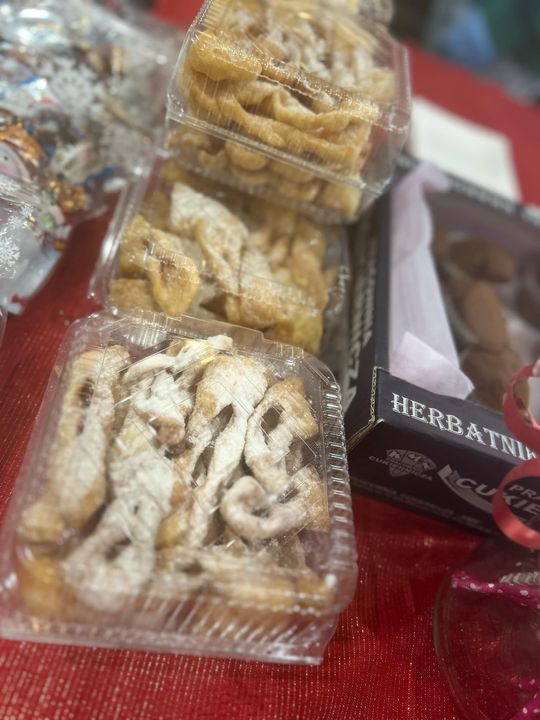 Chełm. Słodki charytatywny kiermasz w urzędzie miasta [GALERIA ZDJĘĆ]