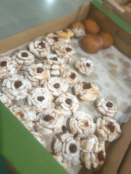 Chełm. Słodki charytatywny kiermasz w urzędzie miasta [GALERIA ZDJĘĆ]