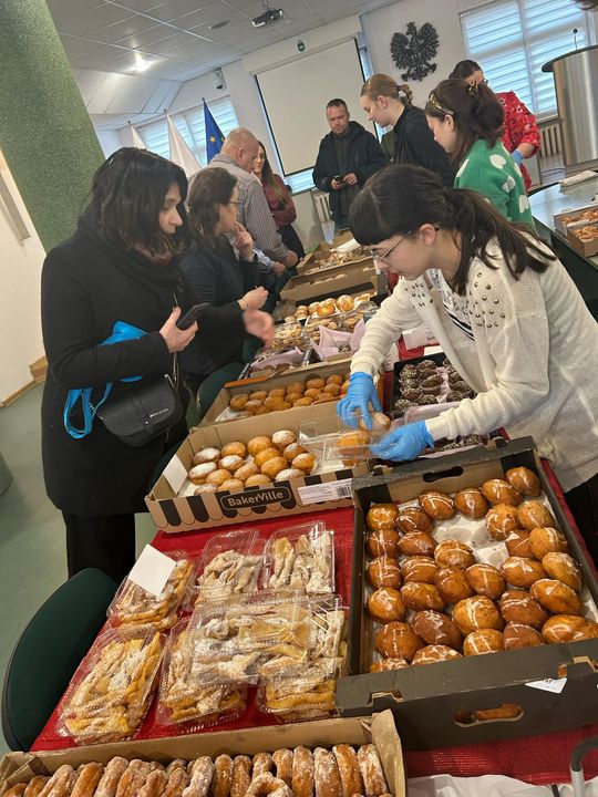 Chełm. Słodki charytatywny kiermasz w urzędzie miasta [GALERIA ZDJĘĆ]