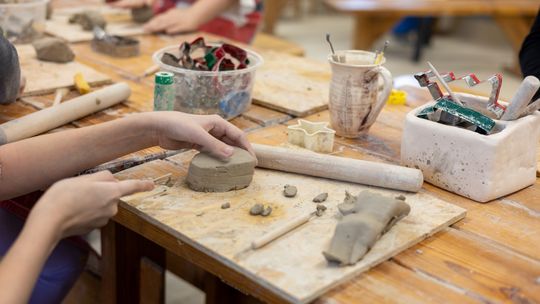 Chełm. Ferie w Chełmskim Domu Kultury. Teatr, tańce, garncarstwo i plastyka [GALERIA ZDJĘĆ]