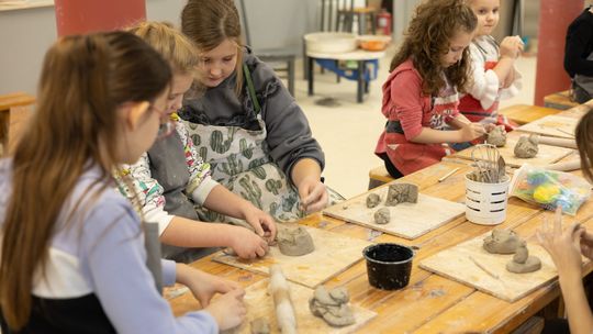 Chełm. Ferie w Chełmskim Domu Kultury. Teatr, tańce, garncarstwo i plastyka [GALERIA ZDJĘĆ]