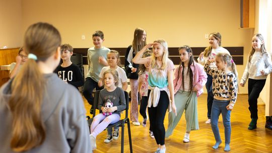 Chełm. Ferie w Chełmskim Domu Kultury. Teatr, tańce, garncarstwo i plastyka [GALERIA ZDJĘĆ]