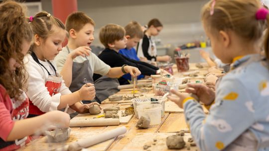 Chełm. Ferie w Chełmskim Domu Kultury. Teatr, tańce, garncarstwo i plastyka [GALERIA ZDJĘĆ]