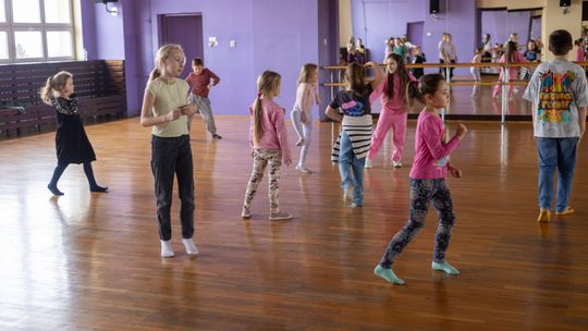 Chełm. Ferie w Chełmskim Domu Kultury. Teatr, tańce, garncarstwo i plastyka [GALERIA ZDJĘĆ]