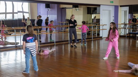 Chełm. Ferie w Chełmskim Domu Kultury. Teatr, tańce, garncarstwo i plastyka [GALERIA ZDJĘĆ]