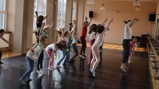 Chełm. Ferie w Chełmskim Domu Kultury. Teatr, tańce, garncarstwo i plastyka [GALERIA ZDJĘĆ]