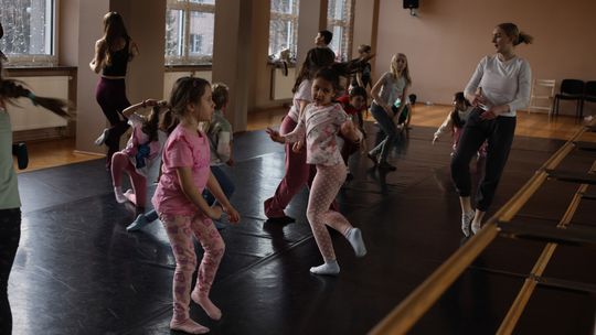 Chełm. Ferie w Chełmskim Domu Kultury. Teatr, tańce, garncarstwo i plastyka [GALERIA ZDJĘĆ]