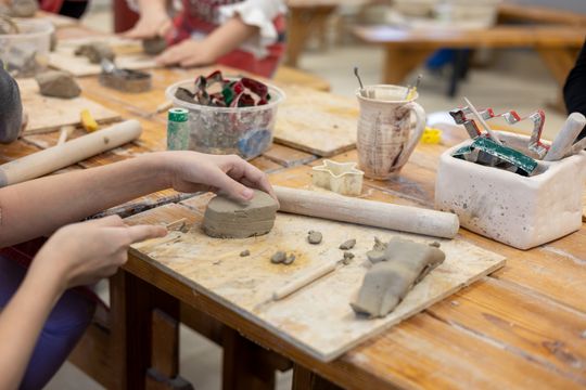 Chełm. Ferie w Chełmskim Domu Kultury. Teatr, tańce, garncarstwo i plastyka [GALERIA ZDJĘĆ]