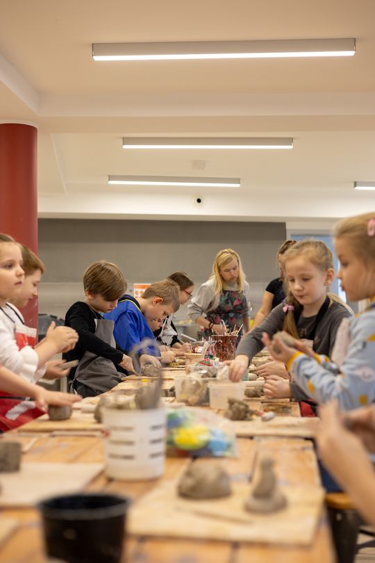 Chełm. Ferie w Chełmskim Domu Kultury. Teatr, tańce, garncarstwo i plastyka [GALERIA ZDJĘĆ]