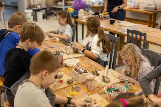 Chełm. Ferie w Chełmskim Domu Kultury. Teatr, tańce, garncarstwo i plastyka [GALERIA ZDJĘĆ]
