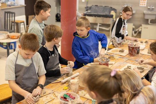 Chełm. Ferie w Chełmskim Domu Kultury. Teatr, tańce, garncarstwo i plastyka [GALERIA ZDJĘĆ]