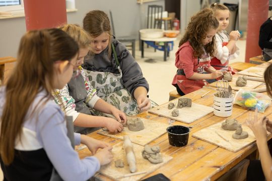 Chełm. Ferie w Chełmskim Domu Kultury. Teatr, tańce, garncarstwo i plastyka [GALERIA ZDJĘĆ]