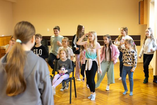 Chełm. Ferie w Chełmskim Domu Kultury. Teatr, tańce, garncarstwo i plastyka [GALERIA ZDJĘĆ]